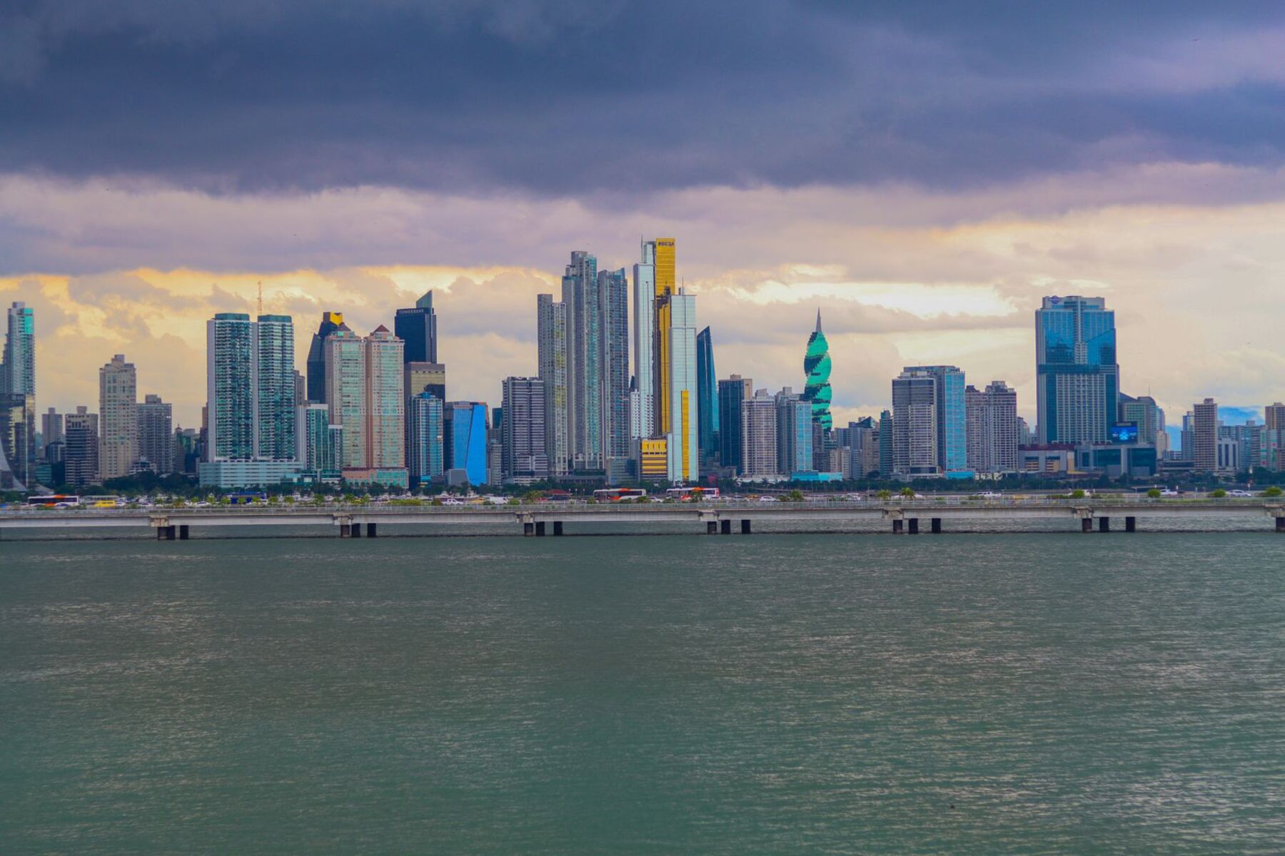 Horizonte del distrito financiero de Ciudad de Panamá visto desde la bahía