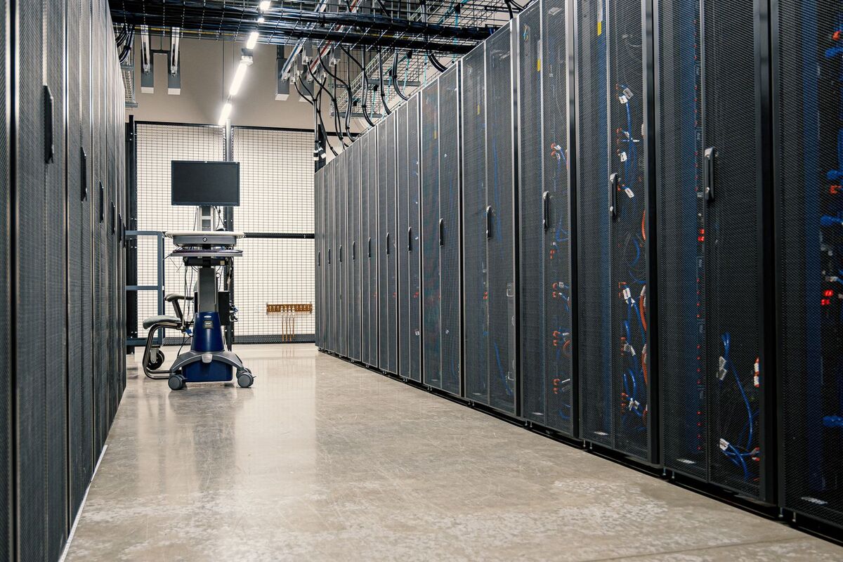 Pasillo de racks de servidores en un centro de datos